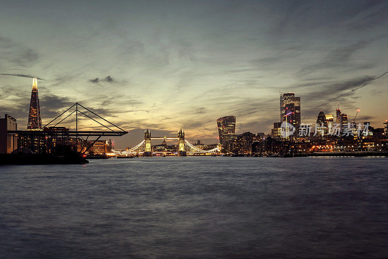 碎片大厦(Shard)、塔桥(Tower Bridge)和伦敦金融城(City of London)的夜晚